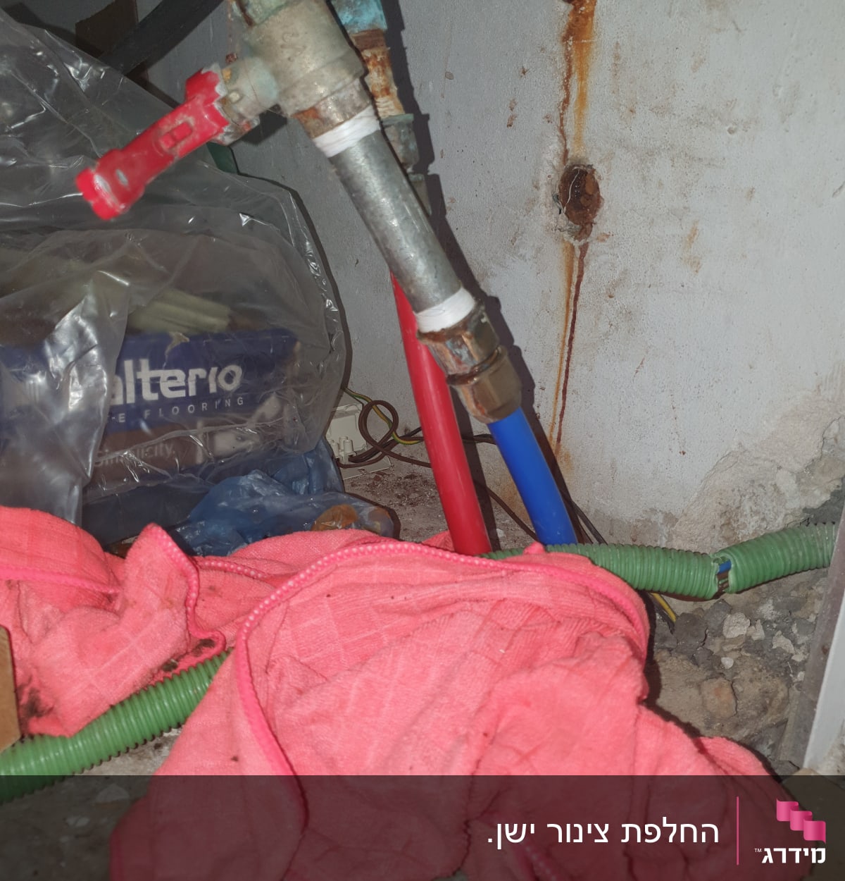 צינורות מים עם ברזים וחיבורים חלודים